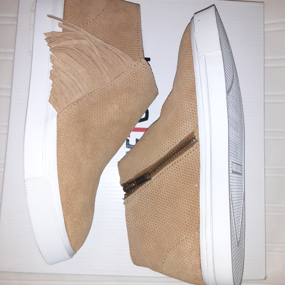 New! Minnetonka Gwen taupe fringed booties… - Picture 4 of 9